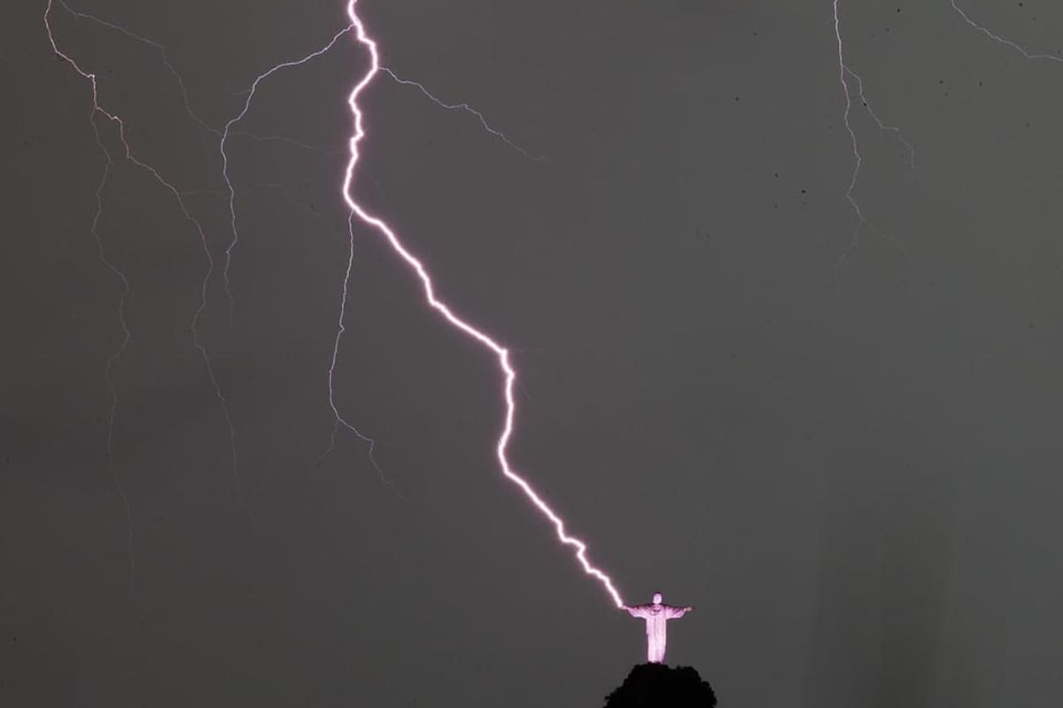 Un fotógrafo de EFE captó el preciso momento de la caída del rayo sobre el Cristo Redentor en Río