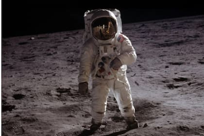 Un fotógrafo editó la foto del hombre que llegó a la Luna en 1969