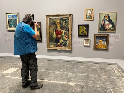 Un fotógrafo registra Autorretrato (1941), de Raquel Forner, cedida por el Museo Provincial de Bellas Artes Emilio Pettoruti