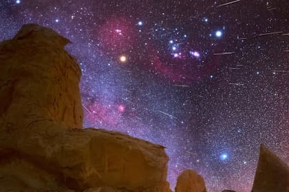 Un fotógrafo tomó una imagen terrestre del cometa 3I/ATLAS desde el desierto de Egipto