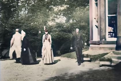 Un fotograma de "El jardín de Roundhay", la película más antigua en existencia, filmada en octubre de 1888 con una cámara casera