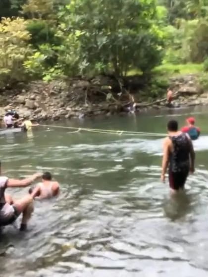 Un fotograma de uno de los vídeos que grabó Michell en su travesía por el Darién. En esta se ve cómo la gente cruza los ríos ayudandose de cuerdas