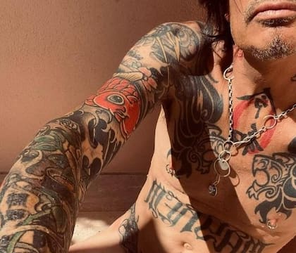 Un fragmento de la fotografía que Tommy Lee compartió en sus redes sociales y que sorprendió a sus seguidores