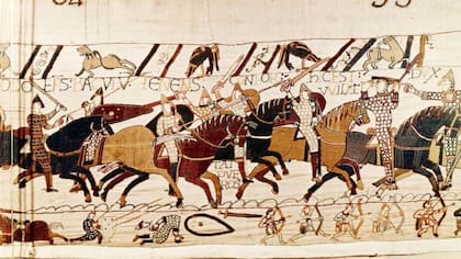 Un fragmento del tapiz de Bayeaux que muestra el "estilo carnicero" de las batallas medievales.
