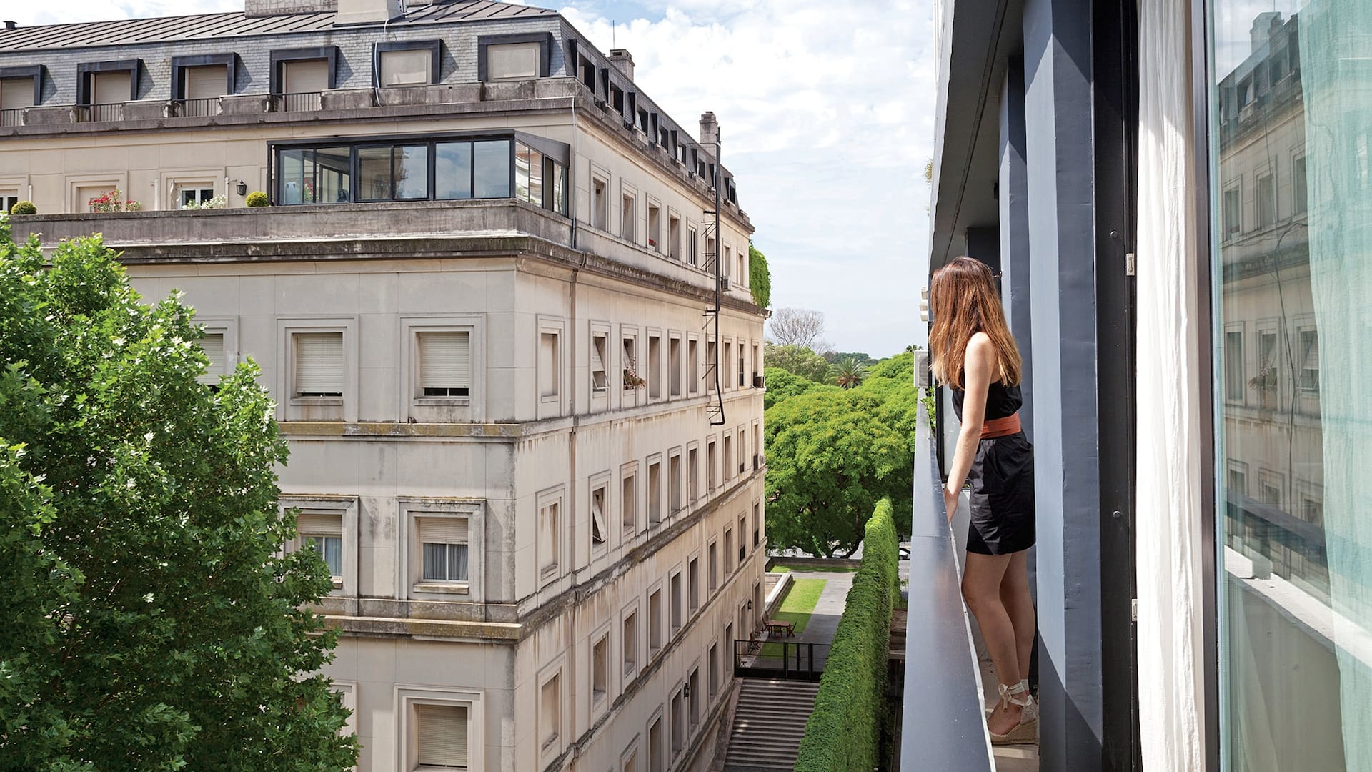 Un francés en Argentina, una porteña en Francia. Dos caminos destinados a cruzarse confluyeron en este departamento con espíritu artístico y cosmopolita.