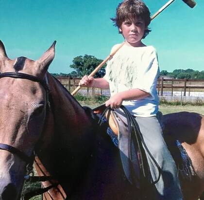 Un Franco Colapinto de niño, taco de polo en mano; su abuelo Leónidas criaba caballos y él gozaba montar, algo que sigue disfrutando hoy.