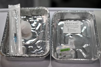 Un frasco de vacuna y una jeringa nueva se encuentran entre los equipos que se ven en las bandejas del Hospital Louisa Jordan en Glasgow el 8 de diciembre de 2020, cuando comienzan a administrar la vacuna Pfizer-BioNTech en el programa de vacunación más grande del Reino Unido