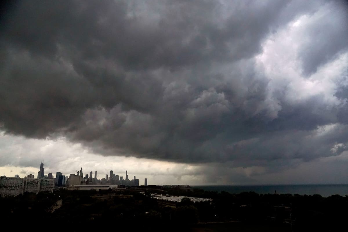 Un frente de tormenta se desplaza hacia el norte de EE.UU. en estados como Minnesota, Wisconsin y Iowa (AP Foto/Charles Rex Arbogast)