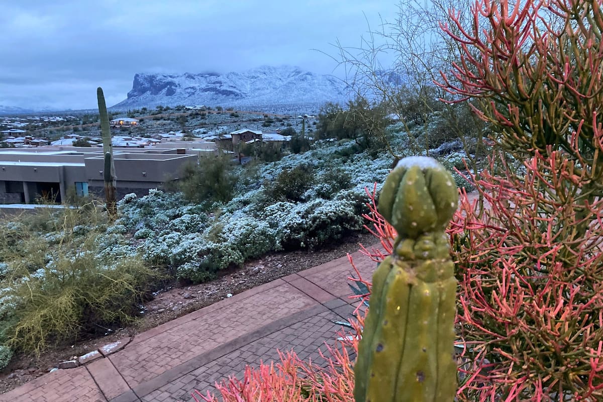 Un frente frío afectará Arizona con lluvias, nieve y fuertes vientos, especialmente en el norte, donde se esperan acumulaciones significativas de nieve