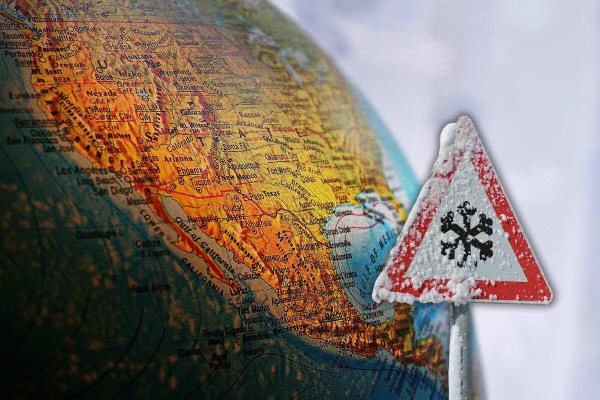 Un frente frío ártico desplazándose desde Canadá hacia el este, y el suroeste disfrutando de un último día de sol y temperaturas templadas por encima de los 80°F (27°C)