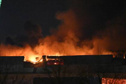 Un fuerte incendio fue visto sobre la sala de conciertos Crocus City Hall en el extremo oeste de Moscú, Rusia, el viernes 22 de marzo de 2024. (AP Foto/Dmitry Serebryakov)