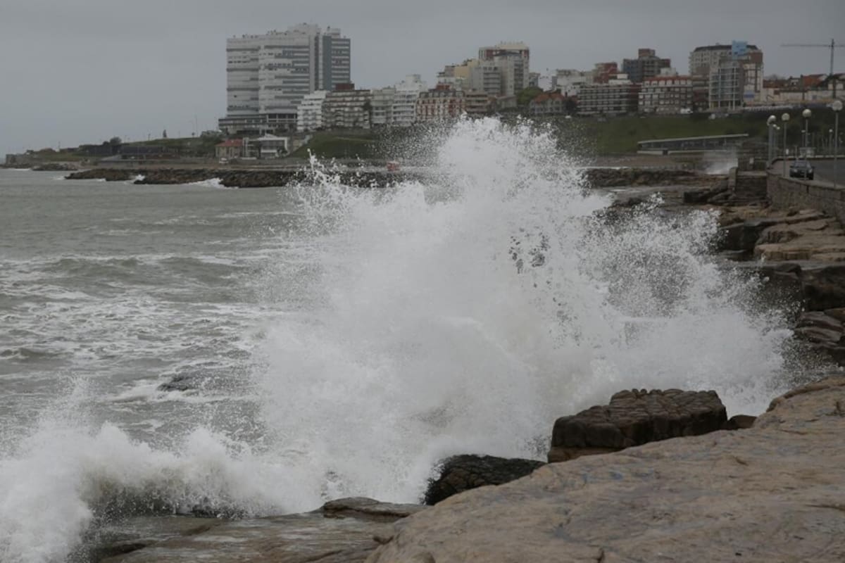 Un fuerte temporal de lluvia y viento afecta a la costa atlántica, en Mar del Plata se registraron olas de varios metros de altura y se suspendieron las clases en varias ciudades costeras