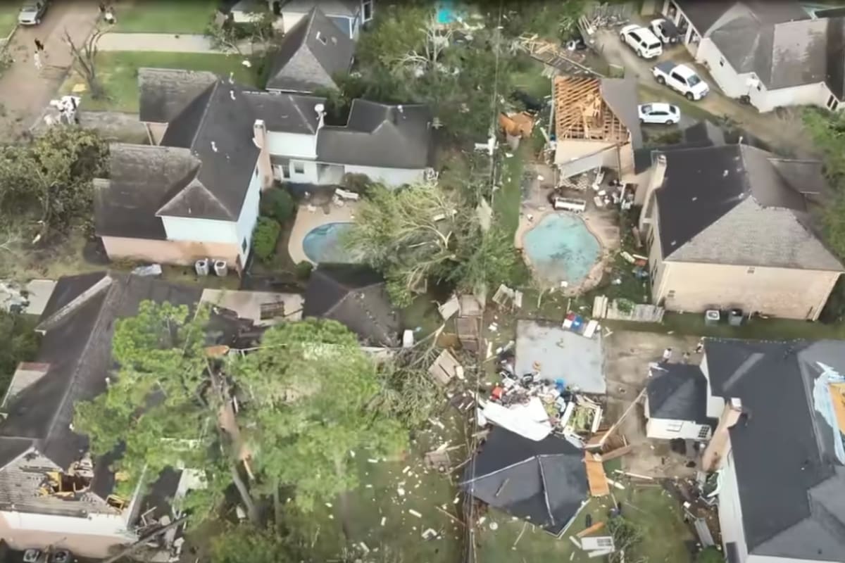 Un fuerte tornado impactó en un suburbio de Houston y afectó a más de 100 viviendas