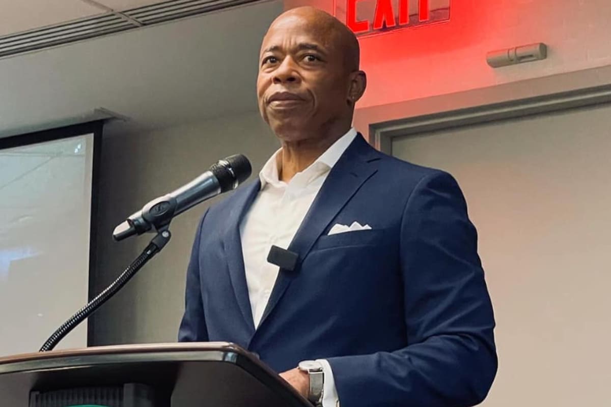 Un funcionario de Texas le respondió a Eric Adams sobre sus quejas de tener a más de 100 mil migrantes en Nueva York