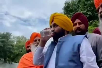 Un funcionario indio bebió agua de un río contaminado y terminó internado