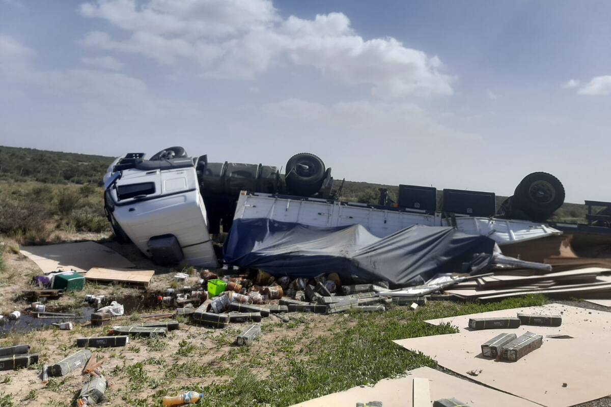 Un funcionario local informó que la víctima “venía viajando desde Misiones con destino a la localidad de Caleta Olivia, Santa Cruz. Llevaba aluminio. Volcó, perdió el dominio del camión por el viento”
