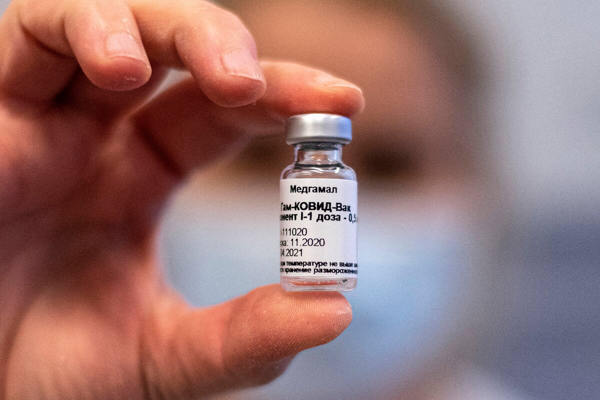 Un funcionario muestra un vial de la vacuna rusa Sputnik V contra el coronavirus en el Centro Médico de las Fuerzas Armadas de Hungría en Budapest el 12 de febrero de 2021