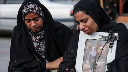 Un funeral tuvo lugar en Irán para las víctimas de un presunto ataque de EE.UU. e Israel contra una escuela en el sur de Irán.
