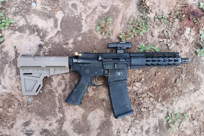 Un fusil M4 con agregados, secuestrado a una banda narco en un enfrentamiento en Santiago del Estero