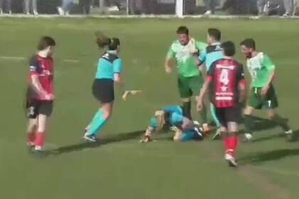 Un futbolista agredió a una jueza de línea en medio del partido