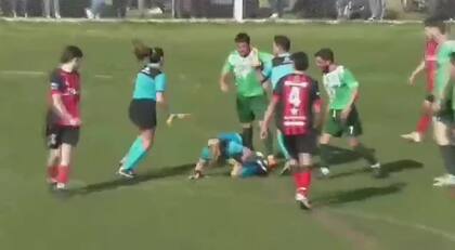 Un futbolista agredió a una jueza de línea en medio del partido