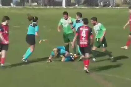 Un futbolista agredió a una jueza de línea en medio del partido