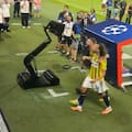 Un jugador de Fenerbahçe hizo gestos obscenos a la hinchada de Lyon, fue atacado y se desató una batalla campal