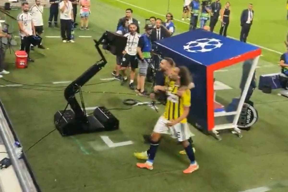 Un futbolista francés que había tenido un cruce con un argentino le hizo gestos a la tribuna rival y se peleó con un hincha