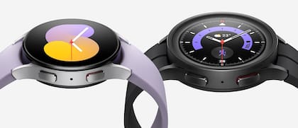 Un Galaxy Watch5 en sus dos versiones: la convencional y la Pro, que hora ofrece caja de titanio y cristal de zafiro