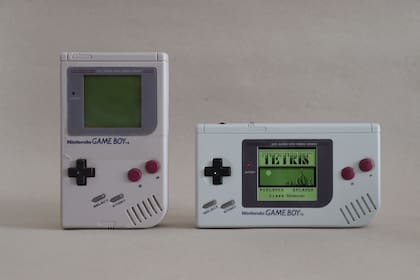 Un Game Boy original, y la versión modificada a su derecha