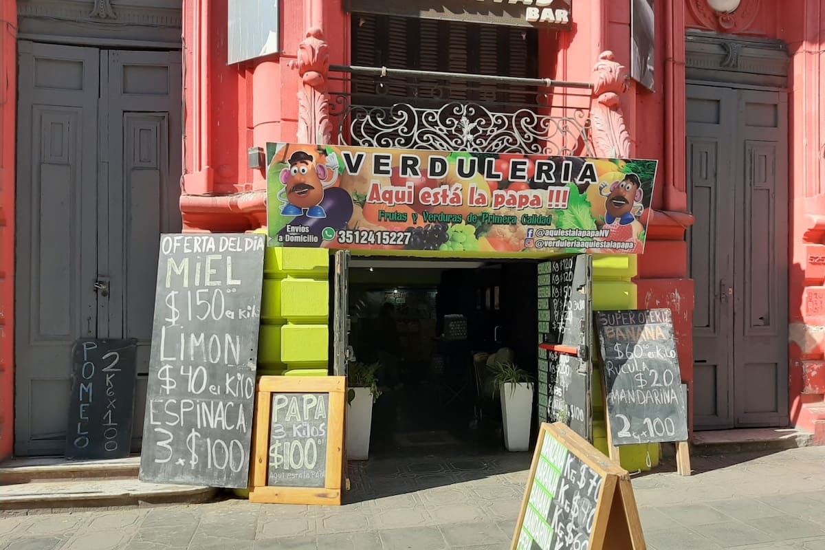 Un garage convertido en verdulería hasta que vuelva la actividad "normal".