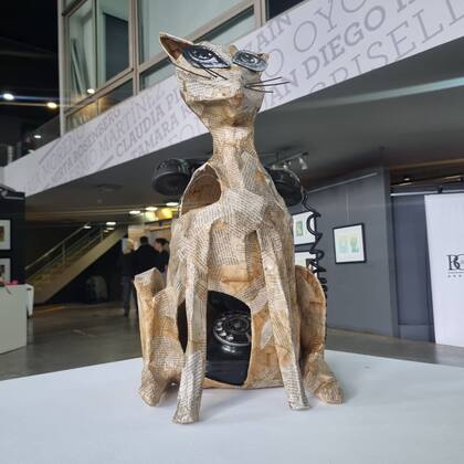 Un "gatiteléfono" en la muestra homenaje a Cortázar en la Biblioteca del Congreso de la Nación, obra de Laura Brugnoni