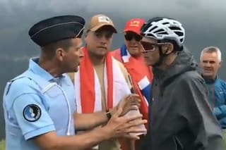 Abucheado, empujado y confundido con un espectador, Froome aparece rendido
