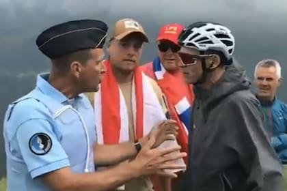 Un gendarme francés quiso detener el paso de Froome, una vez terminada la etapa, y lo derribó; el ciclista británico con él antes de irse