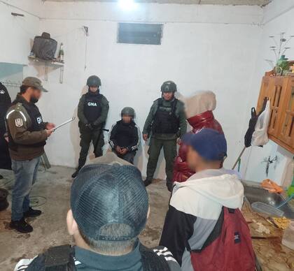 Un gendarme leyendo la orden de captura a Ranita