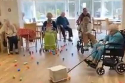 Un geriátrico de Gran Bretaña se las ingenió para divertirse en la cuarentena y es viral