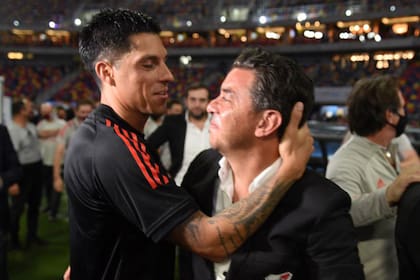 Un gesto cariñoso entre Enzo Pérez y Marcelo Gallardo; el entrenador de River es más que un director técnico.