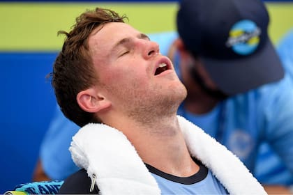 Un gesto de abatimiento de Diego Schwartzman ante el calor, durante su derrota a manos de Hurkacz.