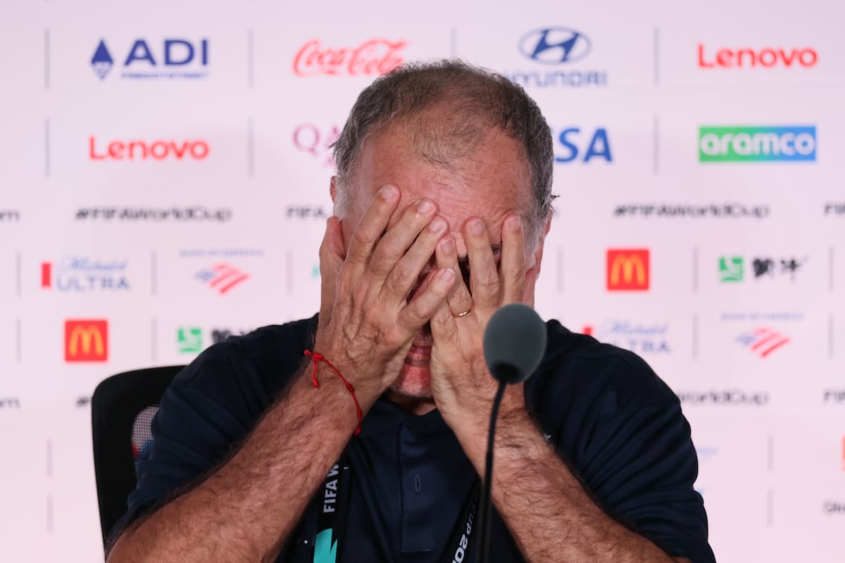 Un gesto elocuente de Marcelo Bielsa en la conferencia de prensa posterior al 0-1 de Uruguay a manos de España, que condenó a la eliminación a la selección celeste en el Mundial.