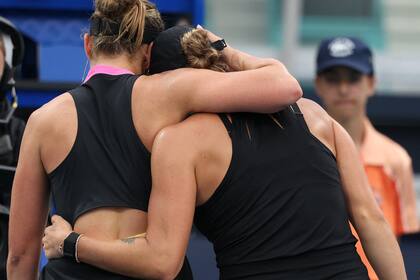 Un gesto entre amigas: el abrazo de Paula Badosa (izquierda) para Aryna Sabalenka, su vencedora; la bielorrusa debutó con un triunfo en el Miami Open tras la muerte de su exnovio