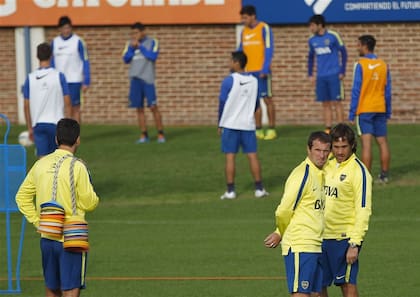 El Vasco Arruabarrena, cuando era DT de Boca, acompañado por Mauro Navas, que volvería a ser su ayudante