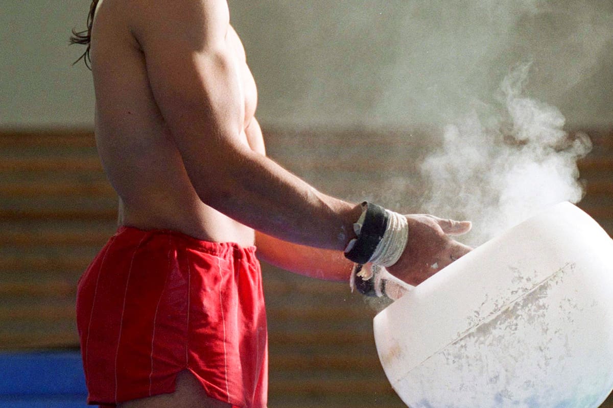 Un gimnasta contó su caso entre amigos