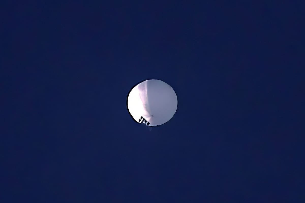 Un globo de gran altitud flota sobre Billings, Montana, el miércoles 1 de febrero de 2023.