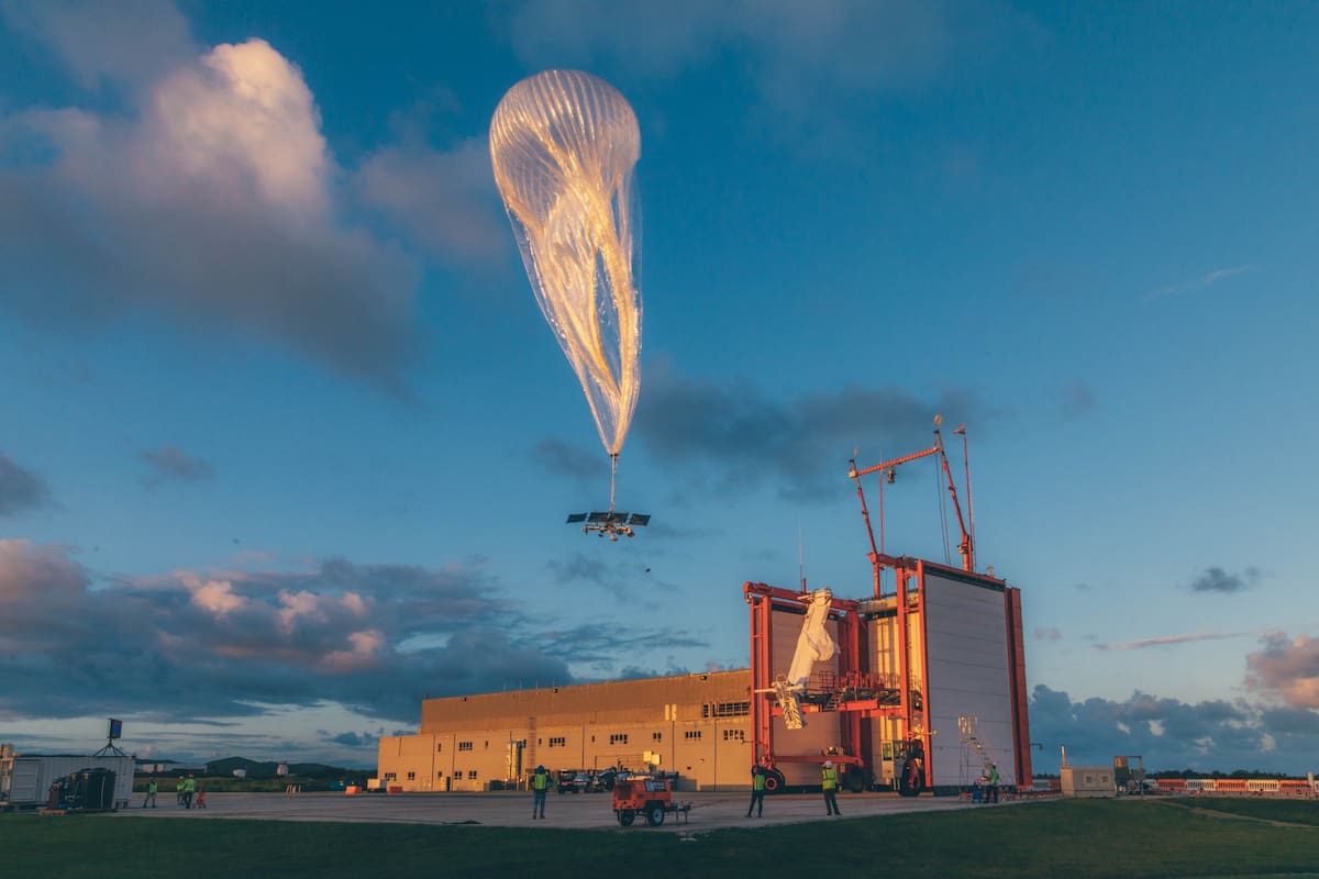 Un globo de Loon, capaz de recorrer el mundo usando las corrientes de aire de la estratósfera; lleva antenas para vincularse con una estación terrena y dar acceso a internet en zonas sin cobertura convencional