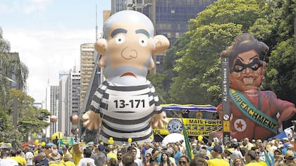 Un globo que representa a Lula da Silva con uniforme de preso ha hecho apariciones en manifestaciones callejeras