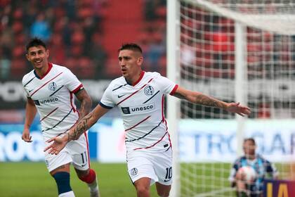 Un gol de Centurión para San Lorenzo, frente a Atlético Tucumán; atrás, el Principe Bareiro
