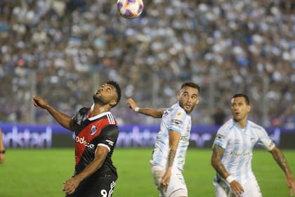 Un gol en contra de Joaquín Pereyra igualó el partido para River, que tiene uno menos