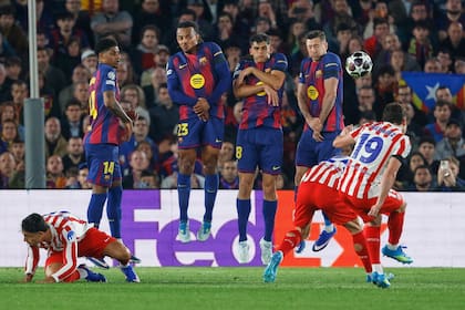 Un golazo de Julián Alvarez de tiro libre ante Barcelona
