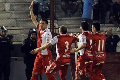 Un golazo de Román le alcanzó a Argentinos para eliminar a Racing