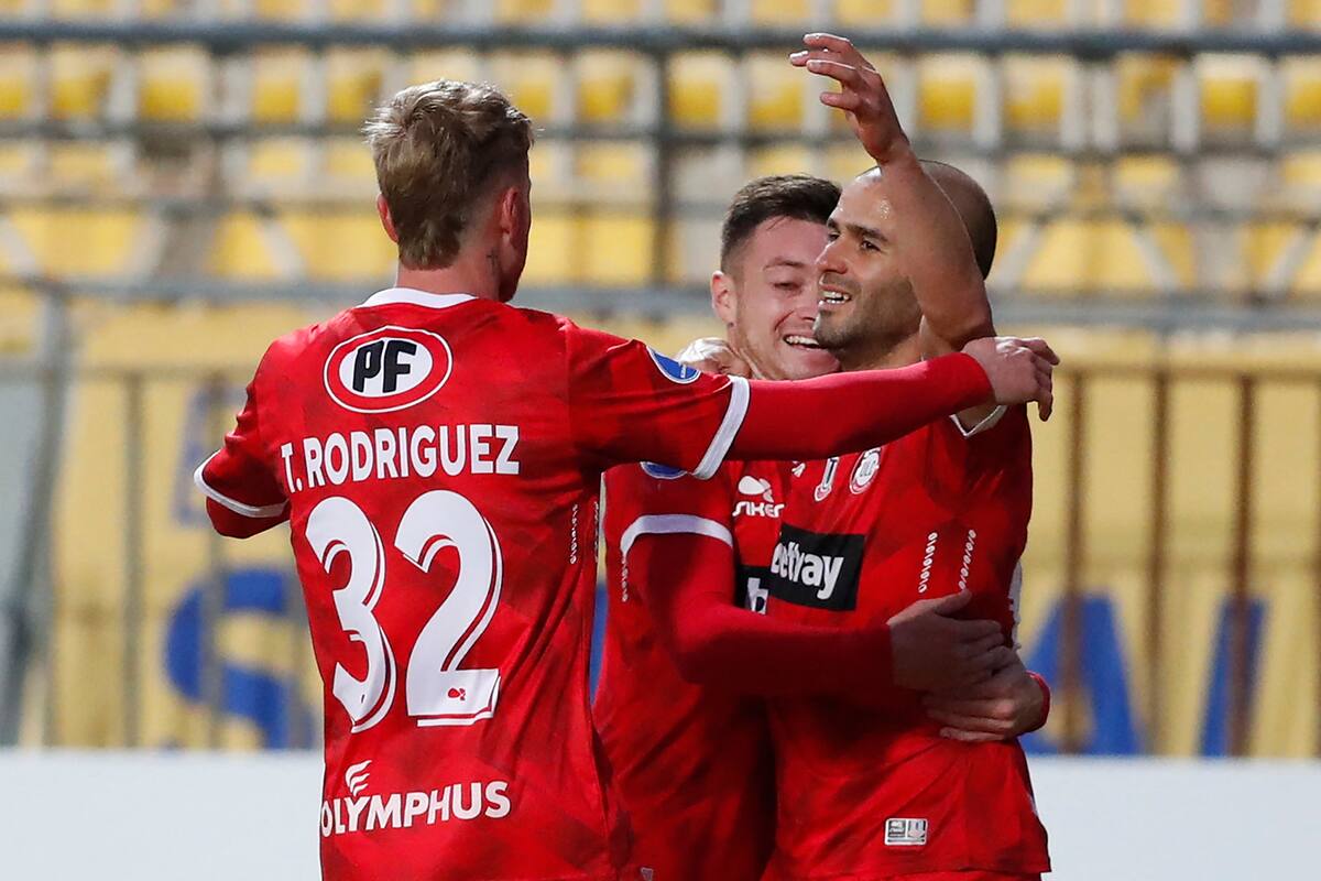 Un golazo de Sebastián Sáez, al que todos quieren abrazar, hizo la diferencia para Unión La Calera sobre Banfield
